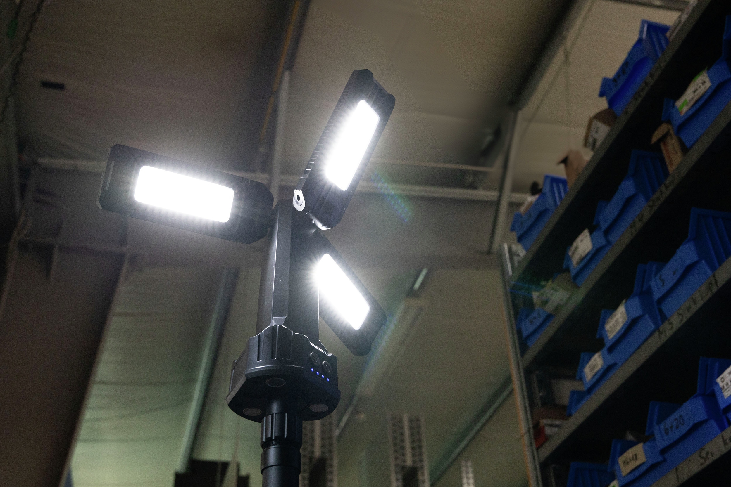 ANSMANN LED-Arbeitsleuchte Triohead, 7000 R, Akkubetrieb, mit Stativ